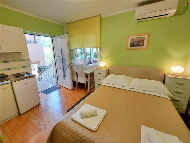 Room S1, for 2 persons