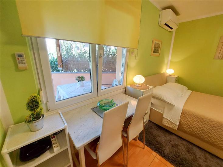 Room S1, for 2 persons