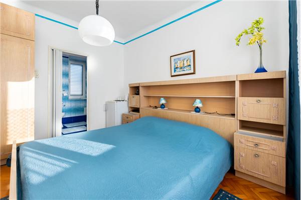 Room S1, for 3 persons