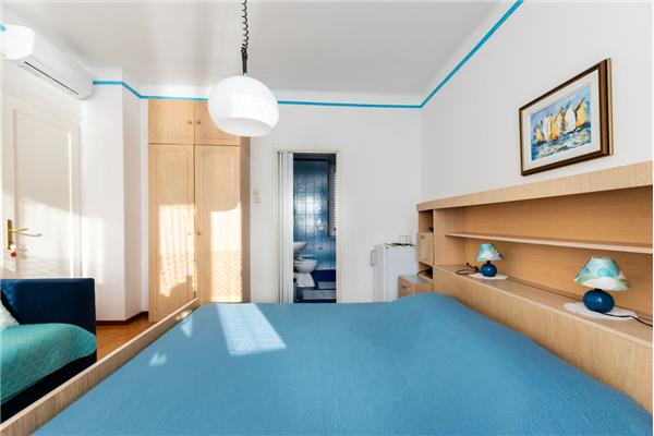 Room S1, for 3 persons