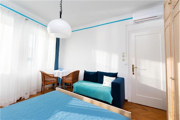 Room S1, for 3 persons