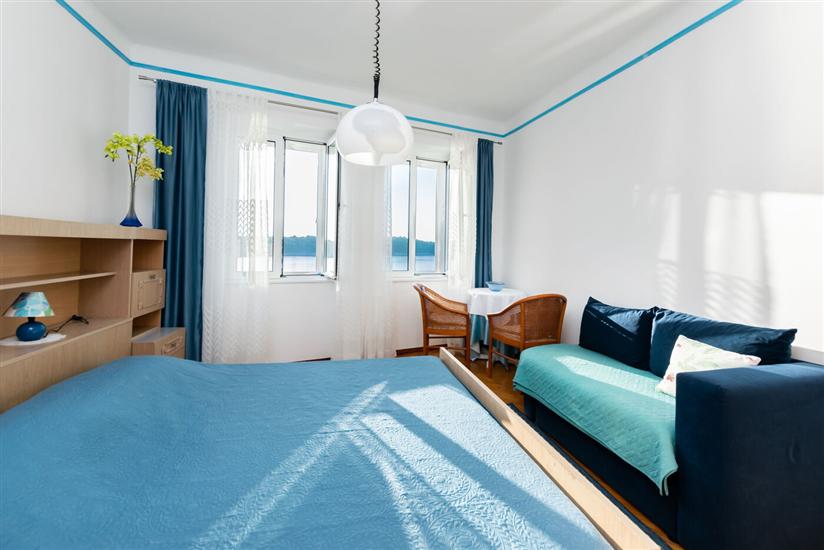 Room S1, for 3 persons