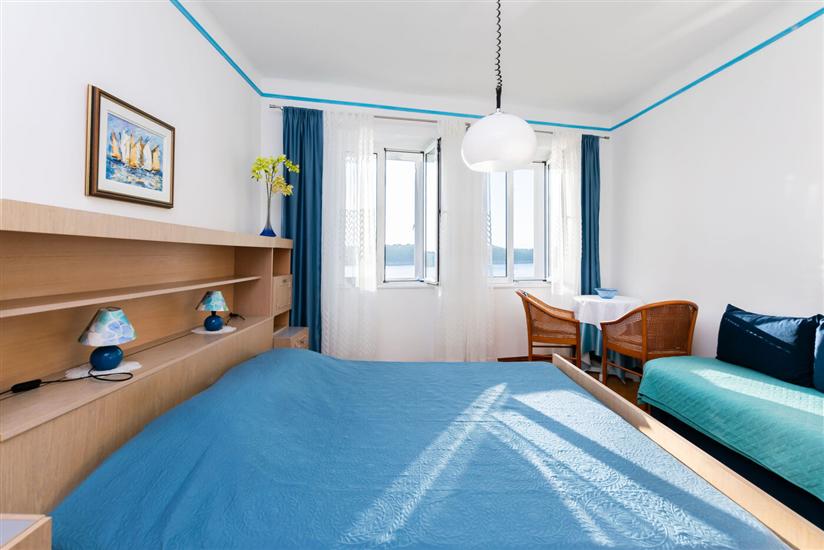 Room S1, for 3 persons