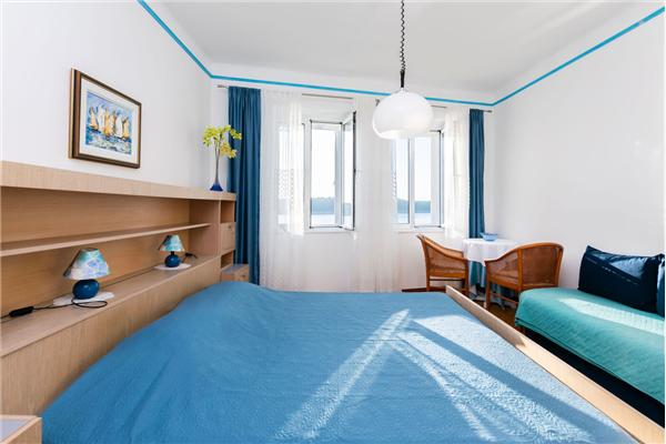 Room S1, for 3 persons