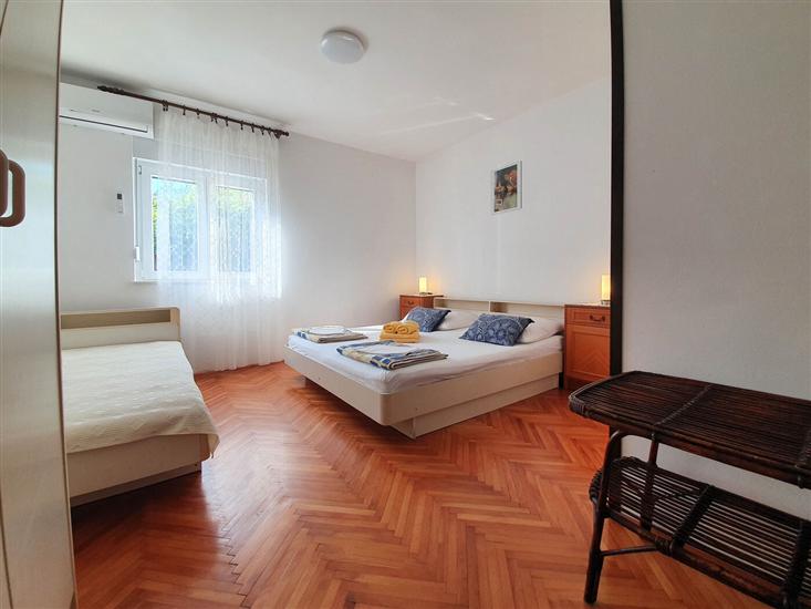 Room S3, for 3 persons