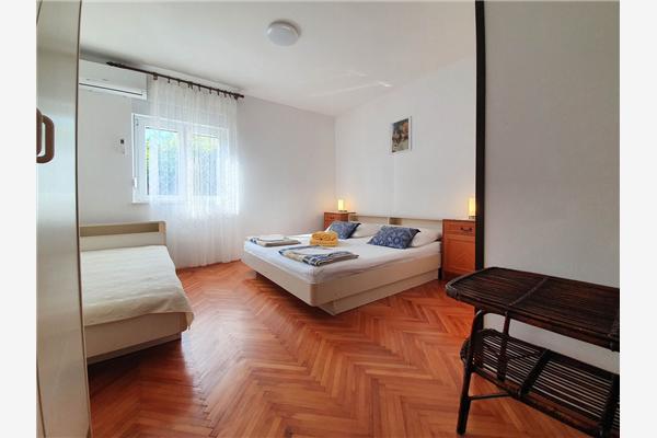 Room S3, for 3 persons