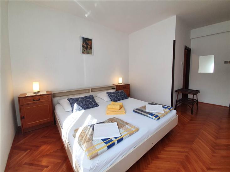 Room S3, for 3 persons