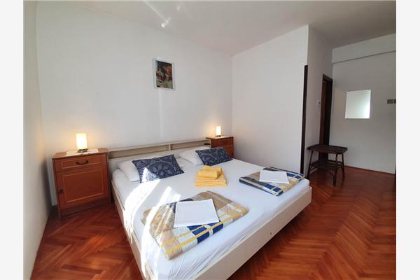 Room S3, for 3 persons