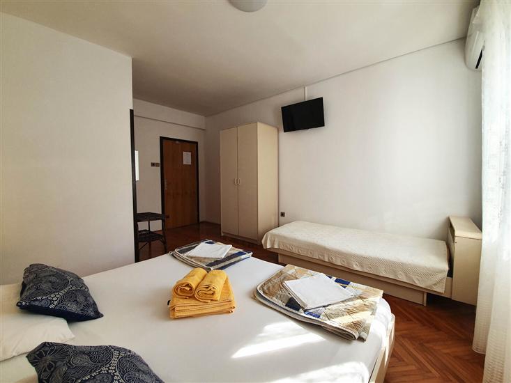 Room S3, for 3 persons