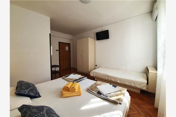 Room S3, for 3 persons