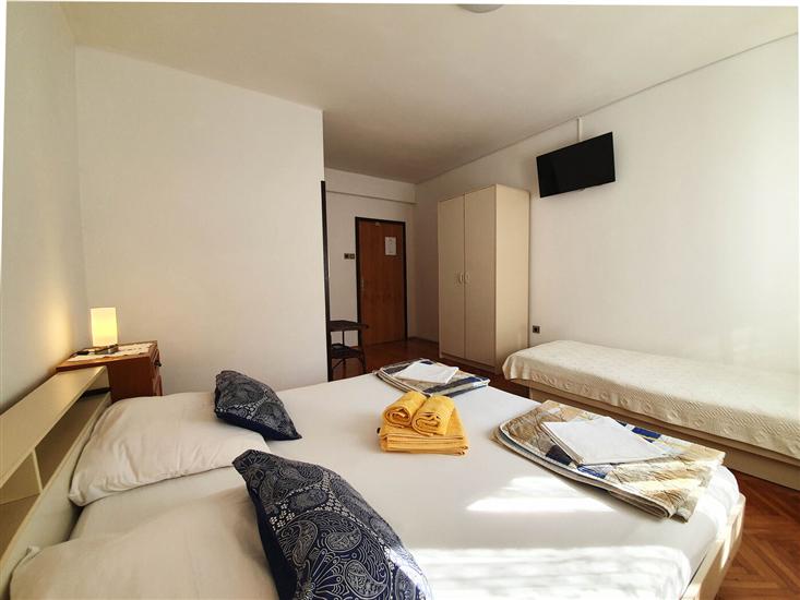 Room S3, for 3 persons