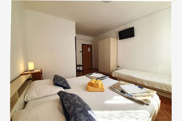 Room S3, for 3 persons