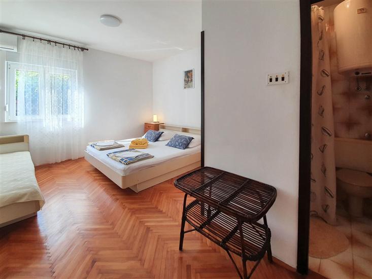 Room S3, for 3 persons