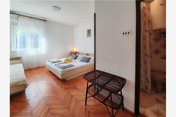 Room S3, for 3 persons