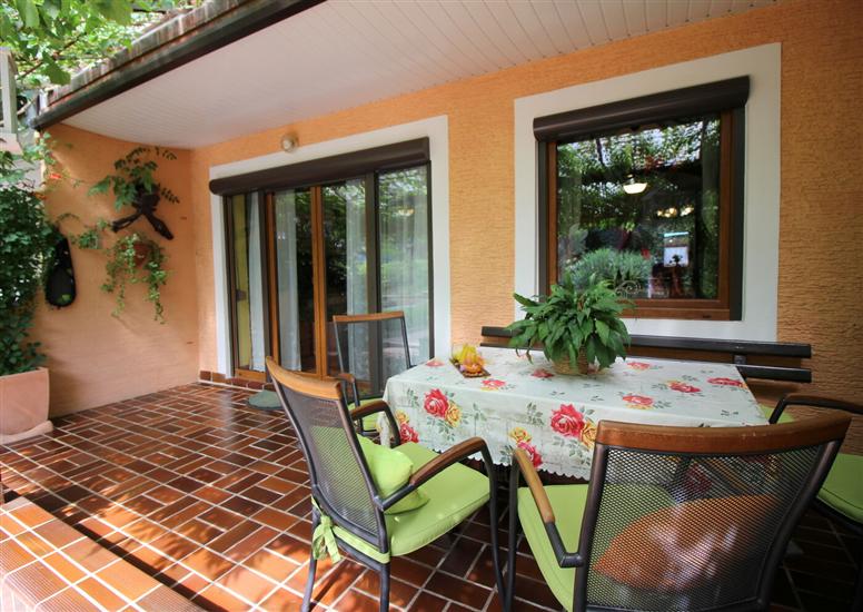 House Bella s lijepim vrtom i whirlpool-om