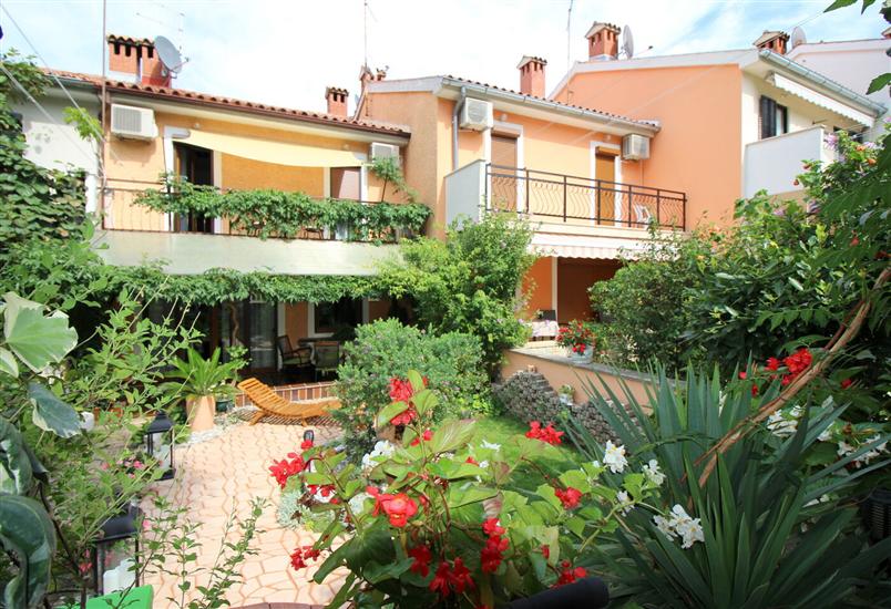 House Bella s lijepim vrtom i whirlpool-om