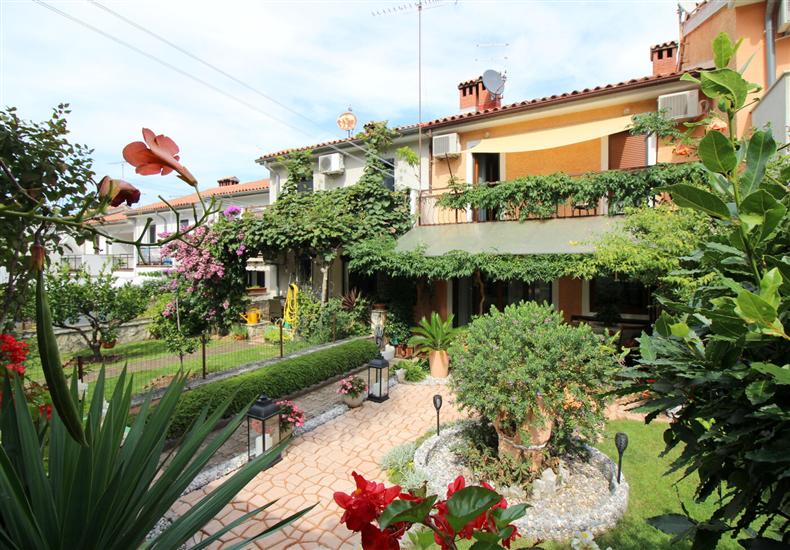 House Bella s lijepim vrtom i whirlpool-om