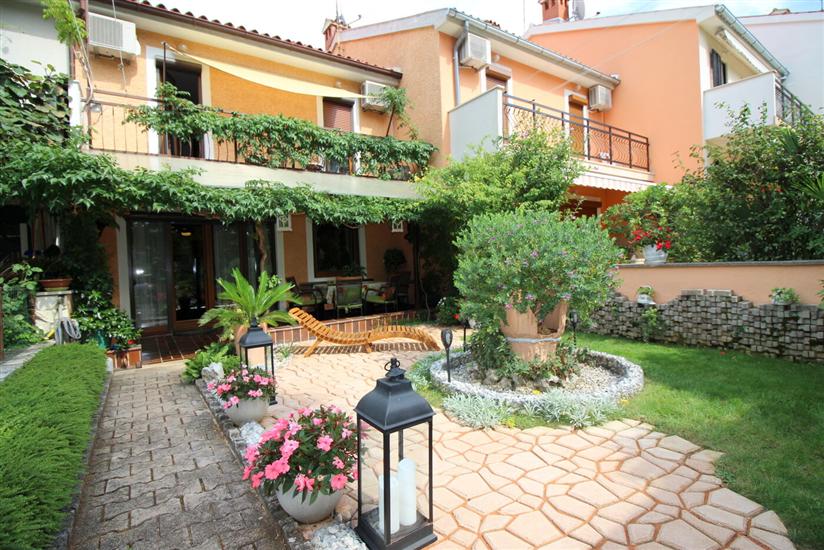 House Bella s lijepim vrtom i whirlpool-om