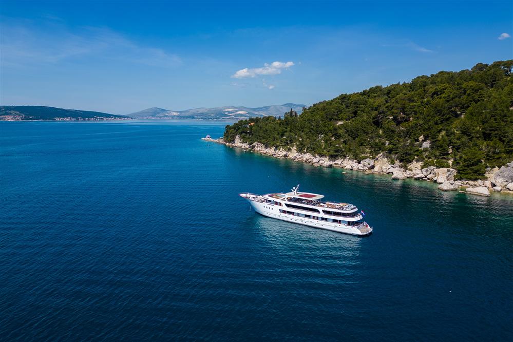 Avantura-deluxe-superior-ship