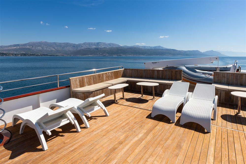 Avantura-deluxe-superior-ship