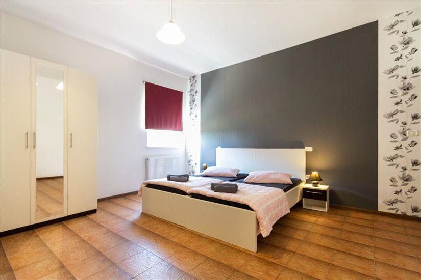 House K1, for 22 persons