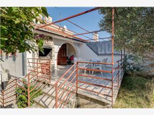 Apartmaj Nataša Rogoznica, Kvadratura 80,00 m2, Oddaljenost od morja 20 m, Oddaljenost od centra 300 m