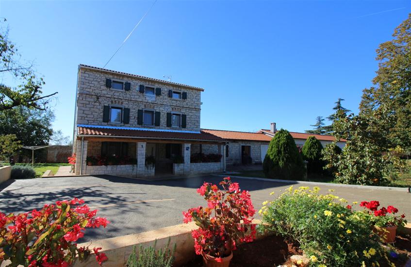 House Castello s velikom okućnicom