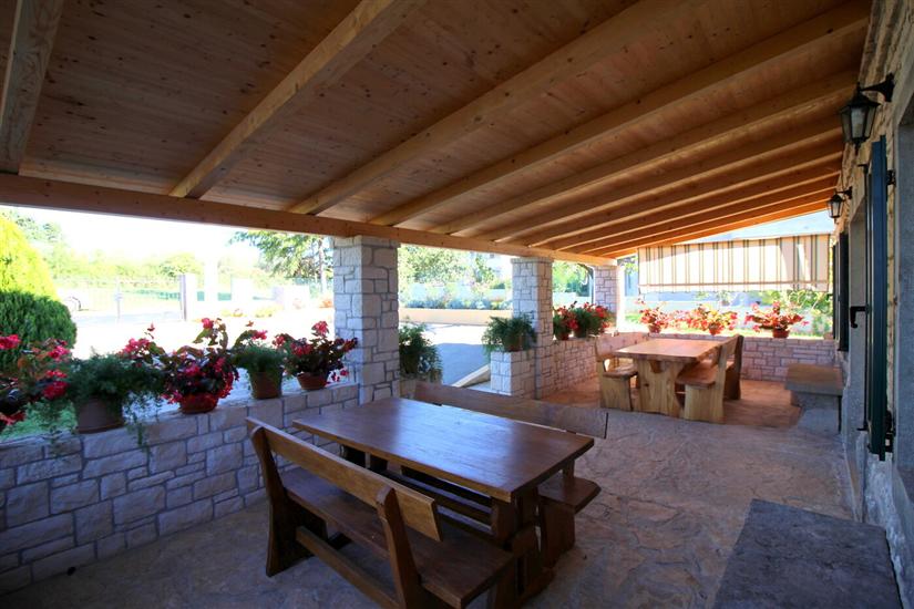 House Castello s velikom okućnicom