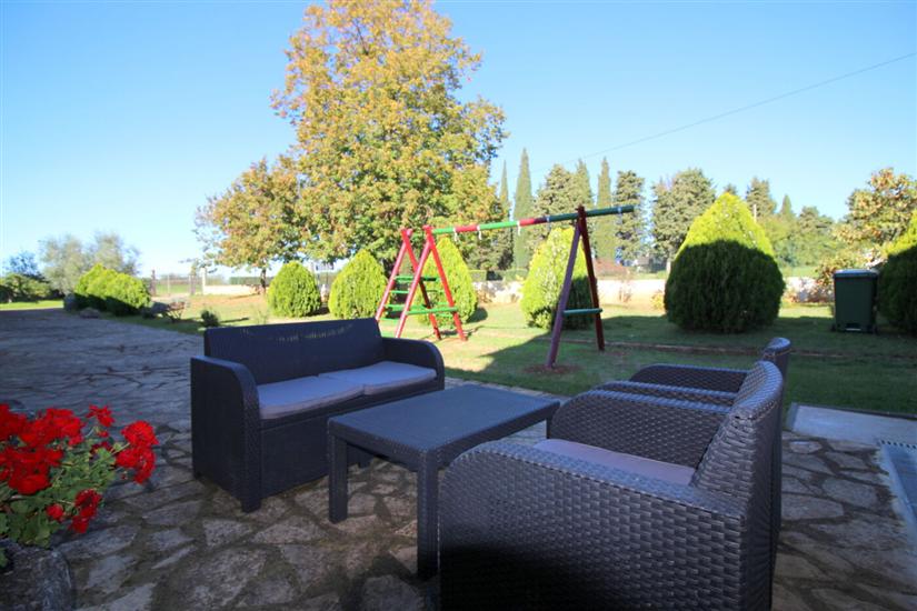 House Castello s velikom okućnicom