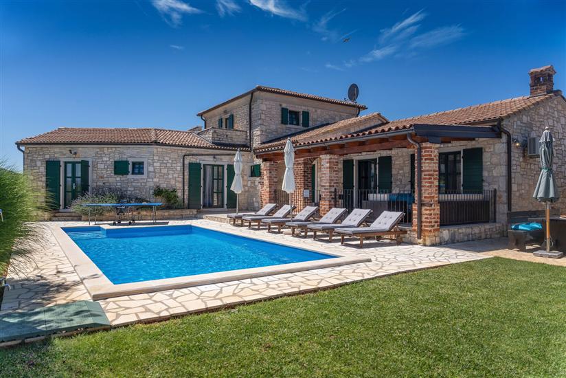 Villa Una u istarskom stilu s bazenom