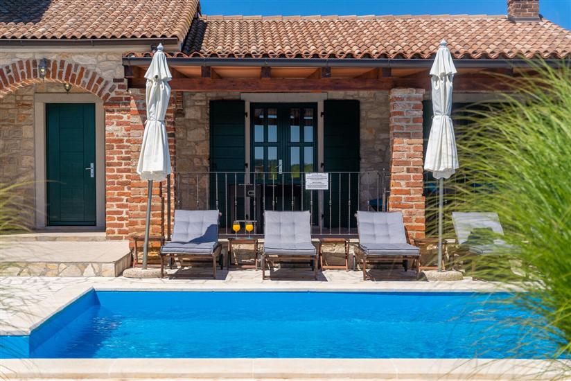 Villa Una u istarskom stilu s bazenom