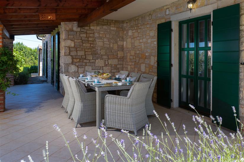 Villa Una u istarskom stilu s bazenom