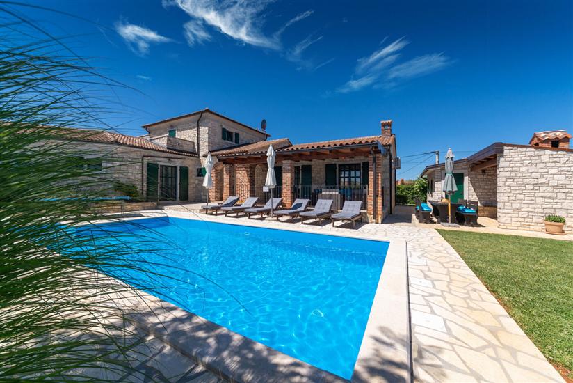 Villa Una u istarskom stilu s bazenom