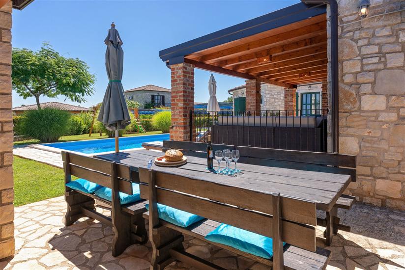 Villa Una u istarskom stilu s bazenom