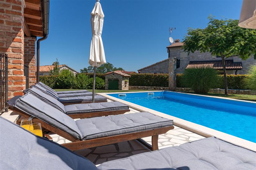 Villa Una u istarskom stilu s bazenom