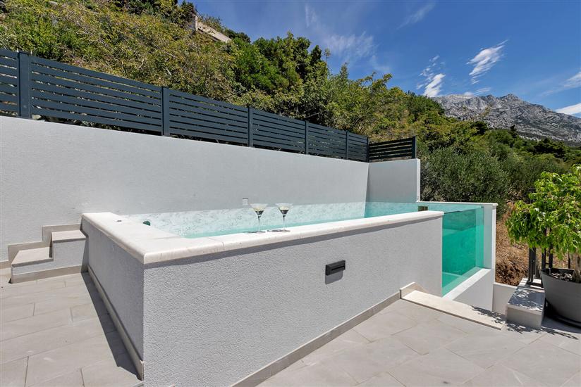 Villa Roof pool