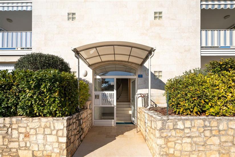 Apartment CRVENA UVALA