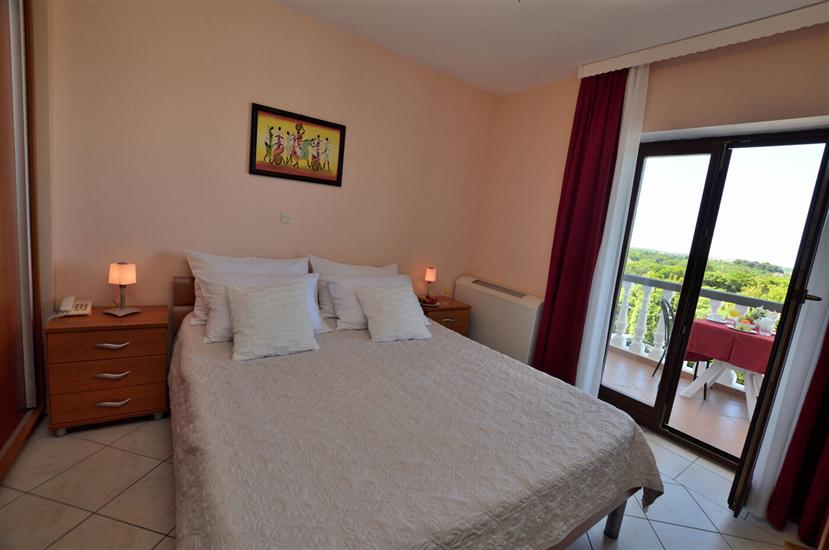 Room S1, for 2 persons