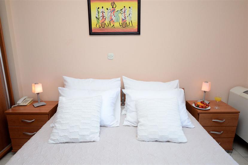 Room S1, for 2 persons