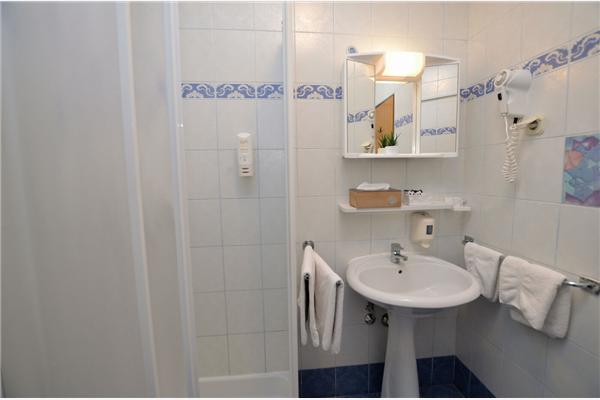 Room S1, for 2 persons