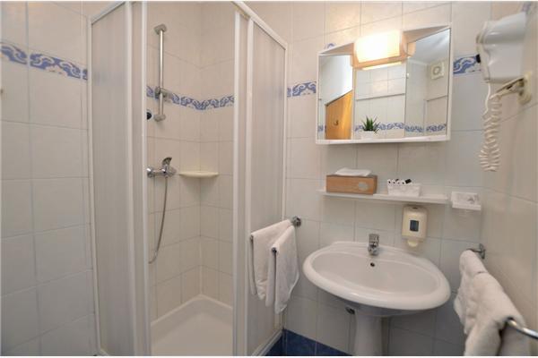 Room S1, for 2 persons