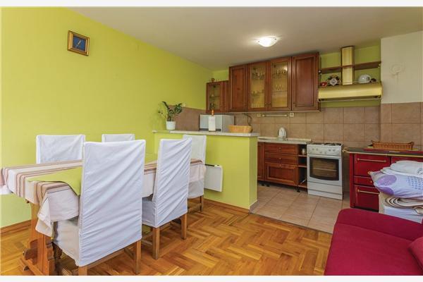 Hiša K1, na 10 osebe