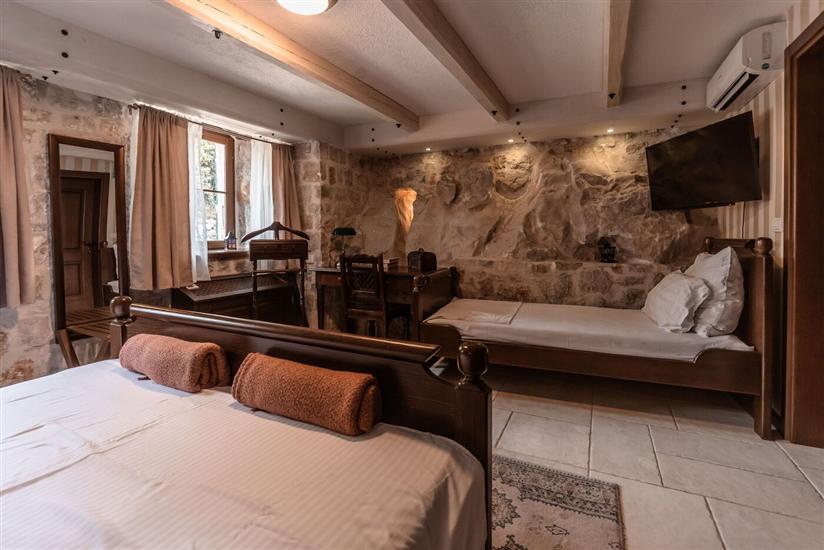 House K1, for 16 persons