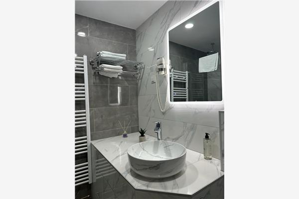 Room S4, for 3 persons