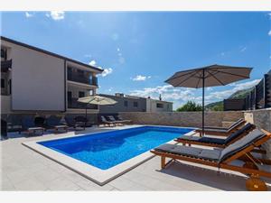 Apartmaji Villa Milas with pool Jesenice, Kvadratura 20,00 m2, Namestitev z bazenom, Oddaljenost od morja 260 m