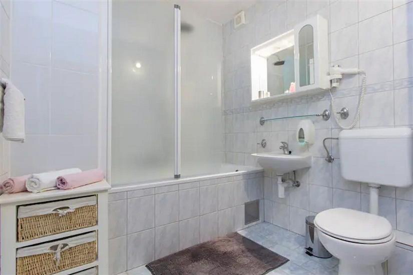 Room S1, for 3 persons