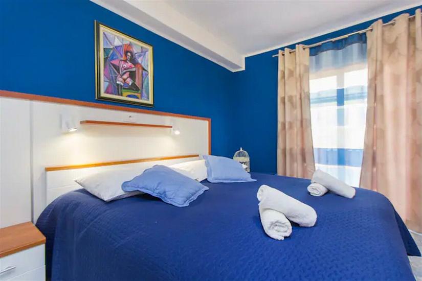 Room S1, for 3 persons