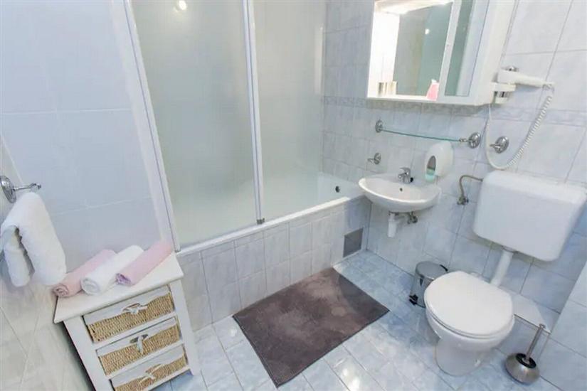 Room S1, for 3 persons