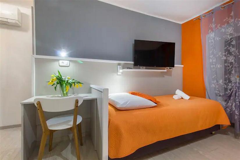 Room S8, for 3 persons