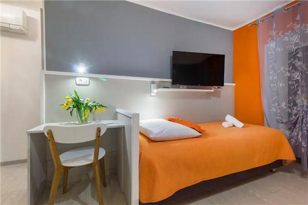 Room S8, for 3 persons